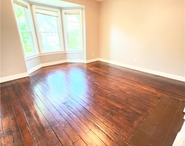 736 Clarissa St - Photo Thumbnail 4