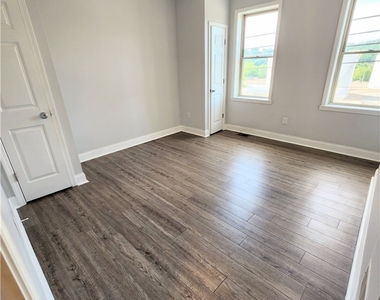 6010 Butler St - Photo Thumbnail 5