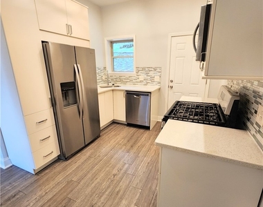 6010 Butler St - Photo Thumbnail 4
