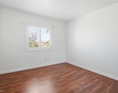 244 Camelback Ridge Avenue - Photo Thumbnail 12