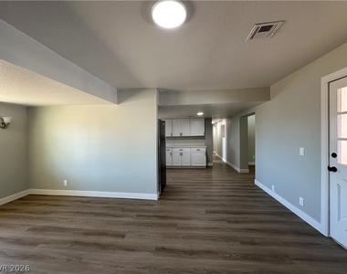 2590 N Murphy Street - Photo Thumbnail 5