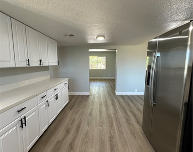 2590 N Murphy Street - Photo Thumbnail 12
