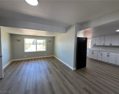 2590 N Murphy Street - Photo Thumbnail 4