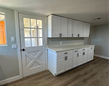 2590 N Murphy Street - Photo Thumbnail 14