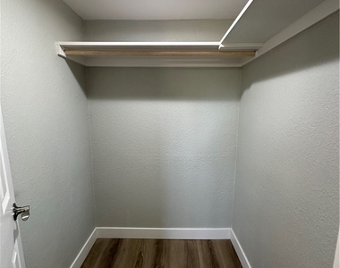 2590 N Murphy Street - Photo Thumbnail 10