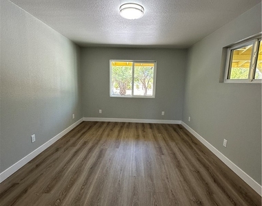 2590 N Murphy Street - Photo Thumbnail 11