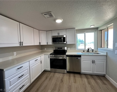 2590 N Murphy Street - Photo Thumbnail 16