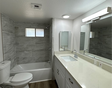 2590 N Murphy Street - Photo Thumbnail 23