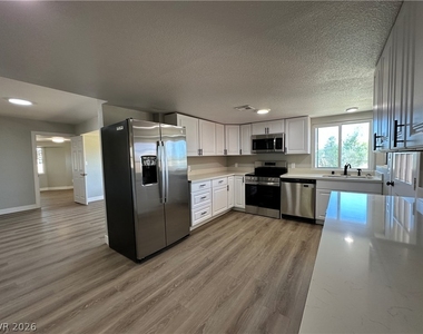 2590 N Murphy Street - Photo Thumbnail 17