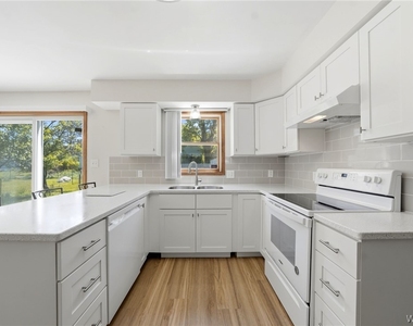 555 Lakeview Avenue - Photo Thumbnail 6