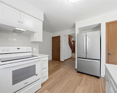 555 Lakeview Avenue - Photo Thumbnail 7