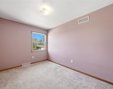 555 Lakeview Avenue - Photo Thumbnail 8