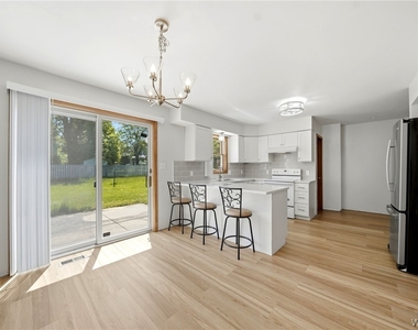 555 Lakeview Avenue - Photo Thumbnail 5