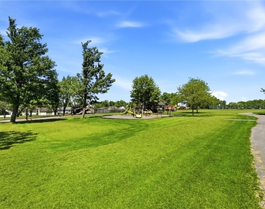 555 Lakeview Avenue - Photo Thumbnail 21