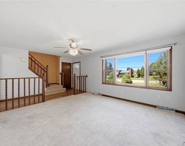 555 Lakeview Avenue - Photo Thumbnail 2