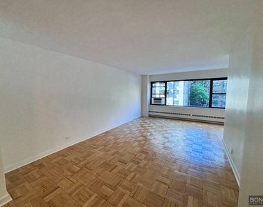East 55th Street - Photo Thumbnail 7