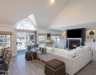11 Peaksail Drive - Photo Thumbnail 7