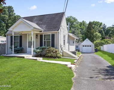 804 Nutswamp Road - Photo Thumbnail 2