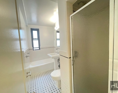 East 56 Street - Photo Thumbnail 4