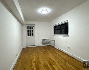 East 76 Street - Photo Thumbnail 4