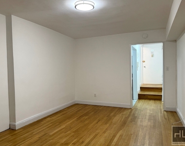 East 76 Street - Photo Thumbnail 3