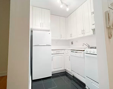East 76 Street - Photo Thumbnail 5