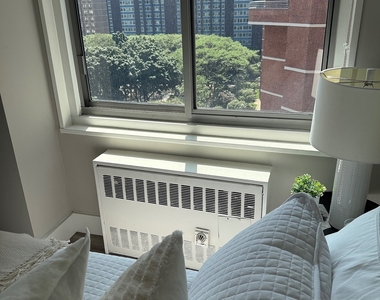 Second Avenue - Photo Thumbnail 2