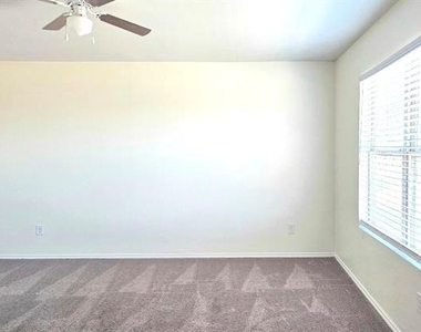 1004 Waverly Drive - Photo Thumbnail 8