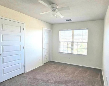 1004 Waverly Drive - Photo Thumbnail 6