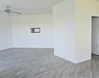 1004 Waverly Drive - Photo Thumbnail 17