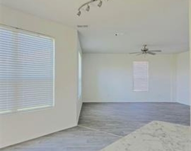 1004 Waverly Drive - Photo Thumbnail 4