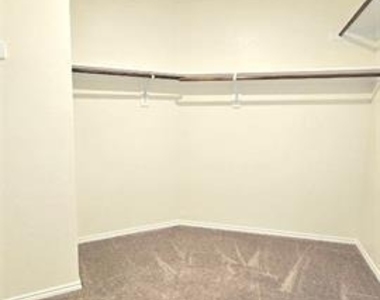 1004 Waverly Drive - Photo Thumbnail 9