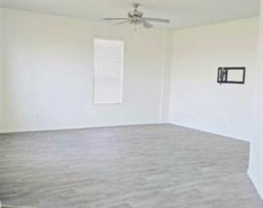 1004 Waverly Drive - Photo Thumbnail 18