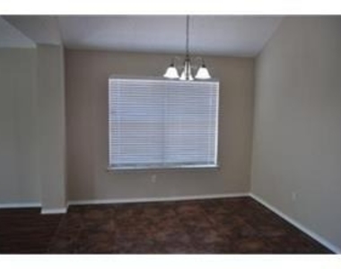 325 Angelina Drive - Photo Thumbnail 5