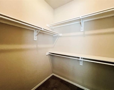 552 Kerry Street - Photo Thumbnail 13