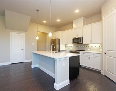 600 Ansley Way - Photo Thumbnail 2