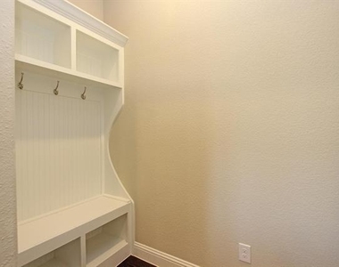 600 Ansley Way - Photo Thumbnail 9