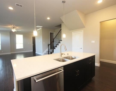 600 Ansley Way - Photo Thumbnail 5