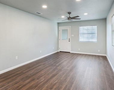 208 N Coleman Street - Photo Thumbnail 3