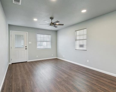 208 N Coleman Street - Photo Thumbnail 4