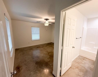 200 N Dallas Street - Photo Thumbnail 12