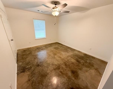 200 N Dallas Street - Photo Thumbnail 9