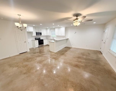 200 N Dallas Street - Photo Thumbnail 4