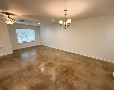 200 N Dallas Street - Photo Thumbnail 6