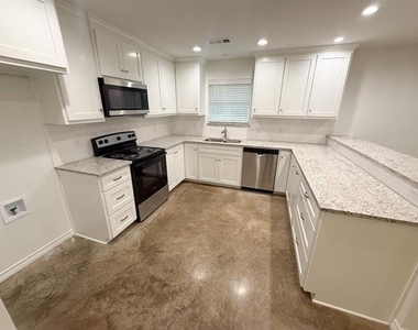 200 N Dallas Street - Photo Thumbnail 7