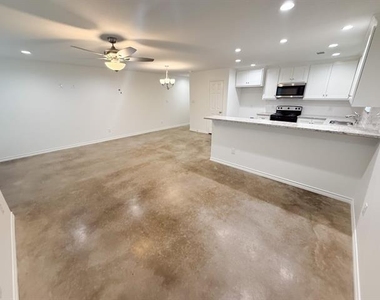 200 N Dallas Street - Photo Thumbnail 2