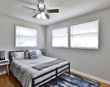 2109 Collins Avenue - Photo Thumbnail 9