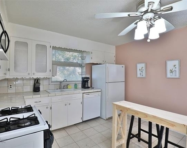 2109 Collins Avenue - Photo Thumbnail 8
