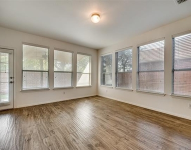 819 Rushmore Drive - Photo Thumbnail 7