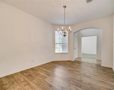 819 Rushmore Drive - Photo Thumbnail 4